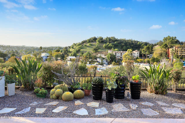 653 Milford Street, Los Angeles CA: https://media.crmls.org/mediaz/3c3a080c-789e-4058-8fd5-5cb16310892d.jpg