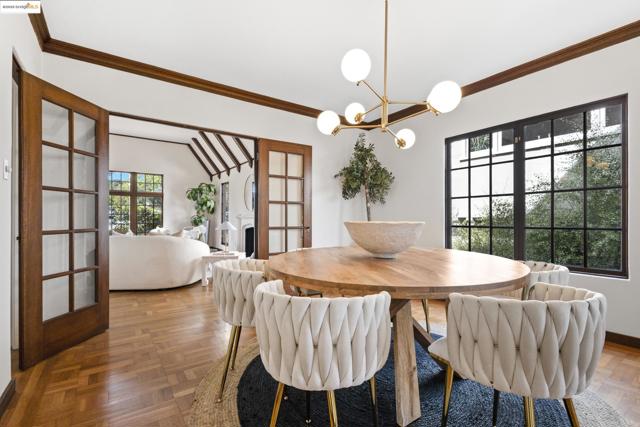 1048 Annerley Rd, Oakland CA: https://media.crmls.org/mediaz/3c3a8552-804d-4042-99b5-bf34bb468578.jpg