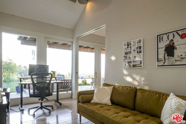 16303 Mandalay Drive, Encino CA: https://media.crmls.org/mediaz/3c3b0cc1-52fa-4c18-b8be-46a2115e040f.jpg