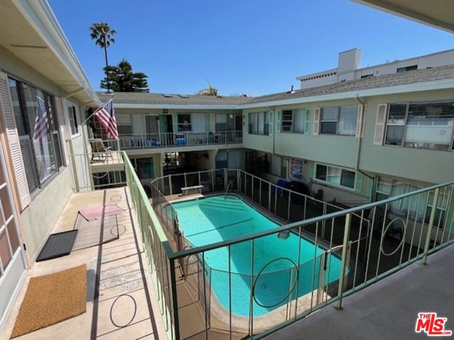 11829 Kiowa Avenue, Los Angeles CA: https://media.crmls.org/mediaz/3c3b248f-4c86-4428-a148-19d9ab8b5b59.jpg
