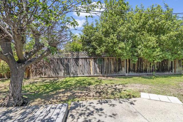 1638 Tyler Park Way, Mountain View CA: https://media.crmls.org/mediaz/3c3c4a0e-1d44-4881-80a3-eecf6e10dd1c.jpg