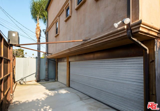 667 Santa Clara Avenue, Venice CA: https://media.crmls.org/mediaz/3c3cd827-37e3-4cf1-9934-2b847296525c.jpg
