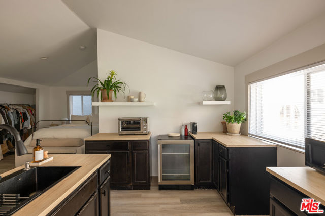 1715 S Kingsley Drive, Los Angeles CA: https://media.crmls.org/mediaz/3c3e9fd8-5a1b-4a66-804e-dcf6e362cfcf.jpg