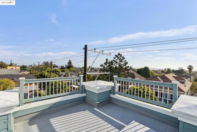 6300 Shattuck Ave, Oakland CA: https://media.crmls.org/mediaz/3c3edea0-ee3a-4442-9259-8af81ebc7ed0.jpg