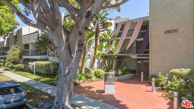 4900 Overland Avenue, Culver City CA: https://media.crmls.org/mediaz/3c3f6323-4297-4235-9c08-6cfaf37df1e2.jpg