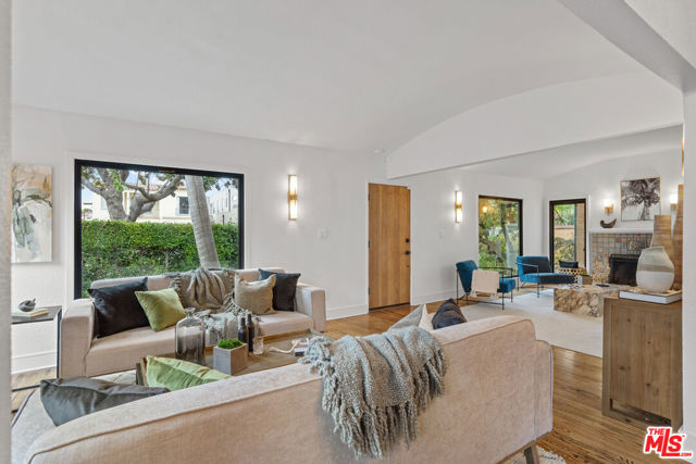 722 N La Jolla Avenue, Los Angeles CA: https://media.crmls.org/mediaz/3c3faf0d-2580-427d-8d18-834e8ccea68b.jpg
