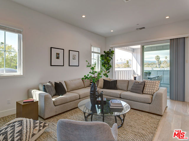 11979 Mayfield Avenue, Los Angeles CA: https://media.crmls.org/mediaz/3c3fb968-67ea-4ad8-ae86-8531e5f491cd.jpg