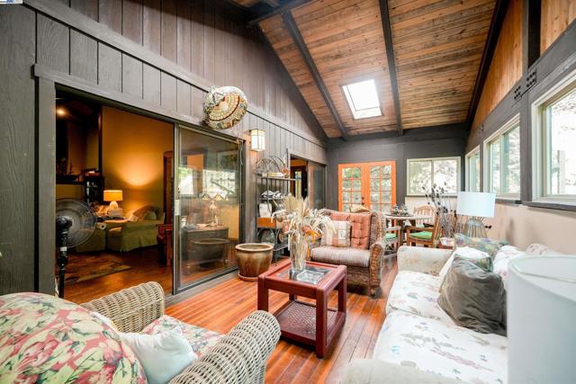 21 Red Rock Way, San Rafael CA: https://media.crmls.org/mediaz/3c3ff13b-b303-4b90-9394-13693c32b0ef.jpg
