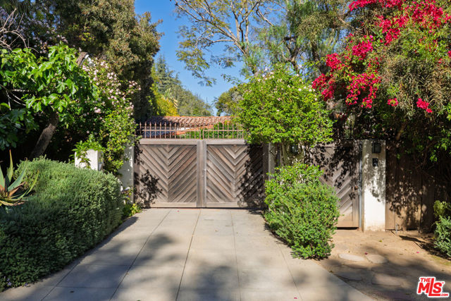 350 N Cliffwood Avenue, Los Angeles CA: https://media.crmls.org/mediaz/3c4053ab-8c53-4722-8efc-64373d09e0a6.jpg