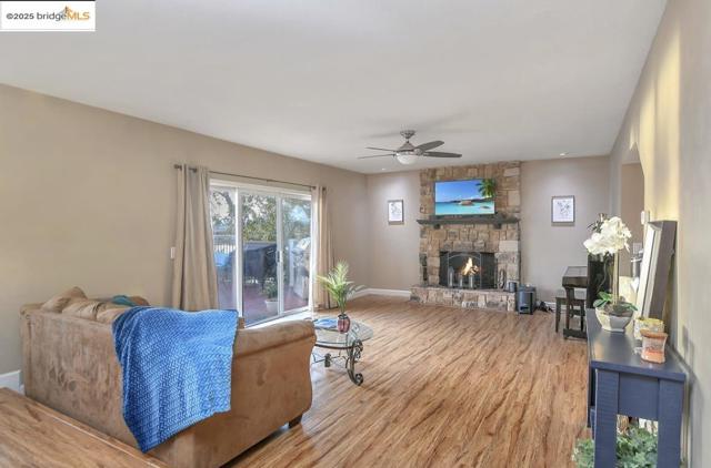 4930 Discovery Pt, Discovery Bay CA: https://media.crmls.org/mediaz/3c40bc6b-c586-4e7b-b27d-8d276417717f.jpg