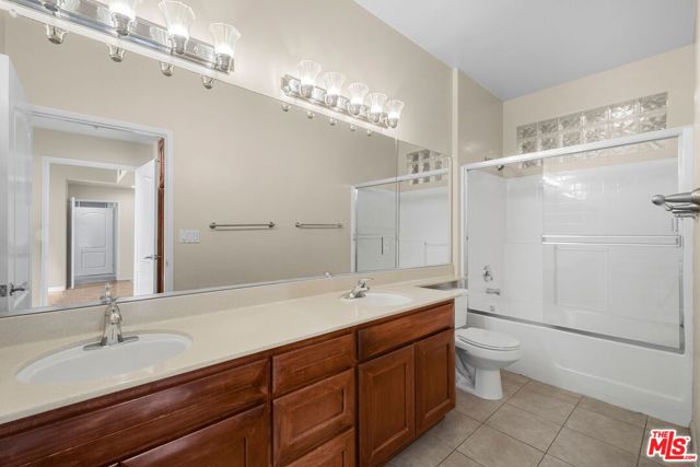 10275 Missouri Avenue, Los Angeles CA: https://media.crmls.org/mediaz/3c4121e2-0d40-4dc2-a384-bd551893e3f7.jpg