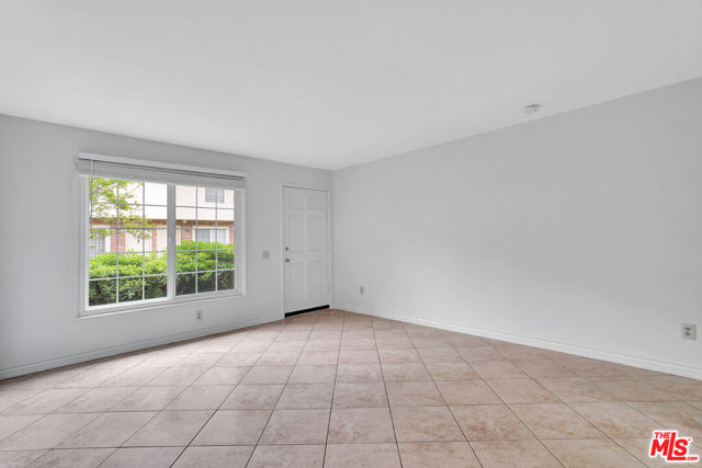10065 De Soto Avenue, Chatsworth CA: https://media.crmls.org/mediaz/3c420106-2f03-4982-8488-b9fa9c8d95f4.jpg
