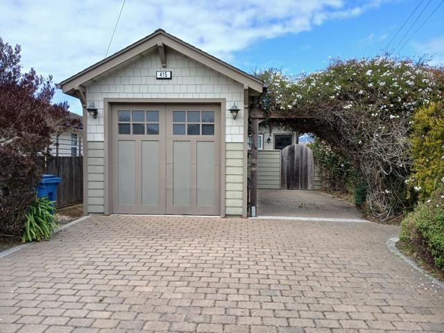 415 Spruce Street, Half Moon Bay CA: https://media.crmls.org/mediaz/3c42cfe7-27ee-4dea-bb92-2da582dea33a.jpg