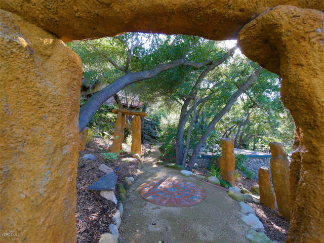 2442 Valley Meadow Drive, Oak View CA: https://media.crmls.org/mediaz/3c433311-9694-4013-8074-437380ba74f8.jpg