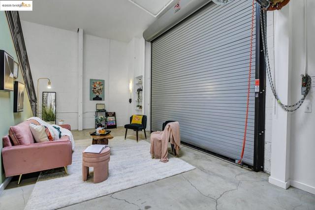 1695 15Th St, Oakland CA: https://media.crmls.org/mediaz/3c45057f-dc3d-4a83-99ef-222dedbbe82c.jpg