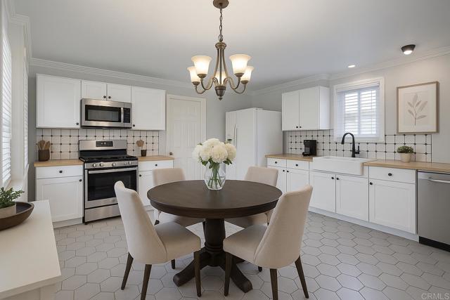 Detail Gallery Image 14 of 65 For 6447 Seascape Dr, San Diego,  CA 92139 - 4 Beds | 2 Baths
