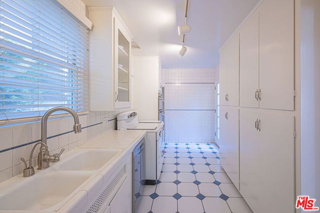 2318 Canyon Drive, Los Angeles CA: https://media.crmls.org/mediaz/3c47f15a-4f53-4b9d-af56-9a28b94e5e63.jpg