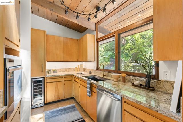 1 Kittiwake Rd, Orinda CA: https://media.crmls.org/mediaz/3c48caf7-8f0a-4be7-86f1-621dbd63dfa6.jpg