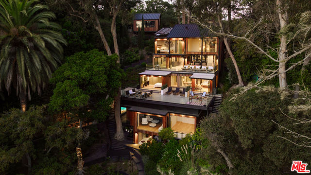 1509 Amalfi Drive, Pacific Palisades CA: https://media.crmls.org/mediaz/3c4a1a87-aee1-4617-b690-390dd4d587cb.jpg