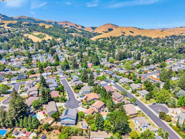 216 Salamanca Ct, San Ramon CA: https://media.crmls.org/mediaz/3c4a253f-f331-4b5c-9cf4-8ec85d06a870.jpg
