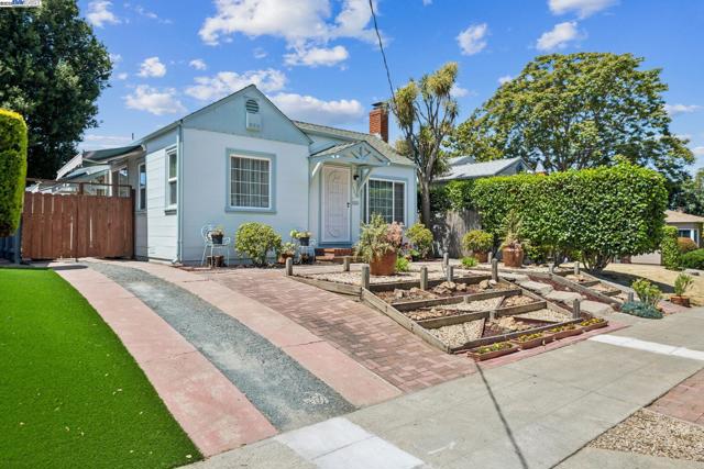 7525 Circle Hill Dr, Oakland CA: https://media.crmls.org/mediaz/3c4a344d-ecff-4763-9388-6f4250964be6.jpg