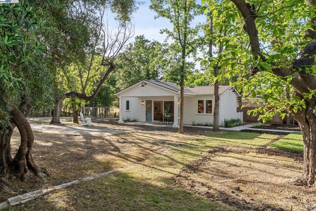 2129 Youngs Ct, Walnut Creek CA: https://media.crmls.org/mediaz/3c4c5d13-dee3-4052-adb8-07d6b34c4e79.jpg