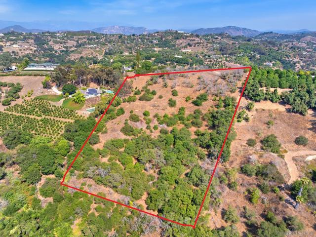 3240 Via Del Cielo, Fallbrook CA: https://media.crmls.org/mediaz/3c4cab2c-0dfe-4522-884e-ccd1c8910094.jpg