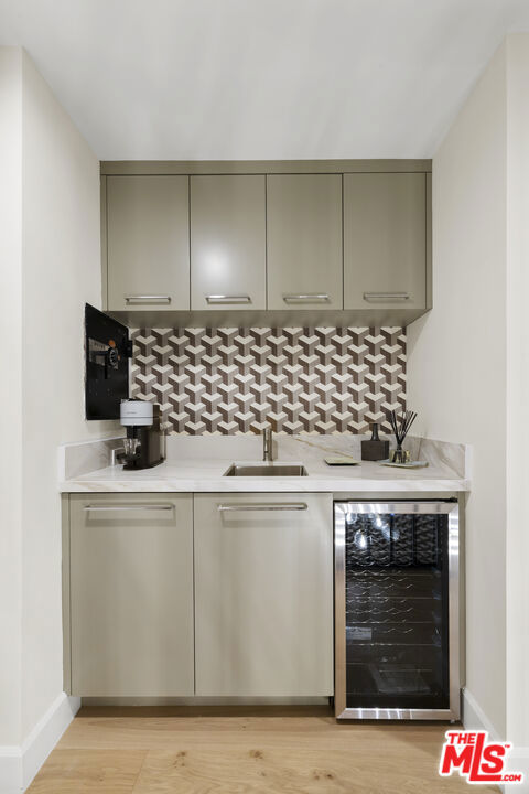 211 S Spalding Drive, Beverly Hills CA: https://media.crmls.org/mediaz/3c4d2293-21f8-4a56-8597-d33937c2806a.jpg