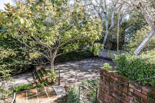 811 Alameda Avenue, Monterey CA: https://media.crmls.org/mediaz/3c4d43c0-a312-4d5a-a06a-51e4c1521e41.jpg