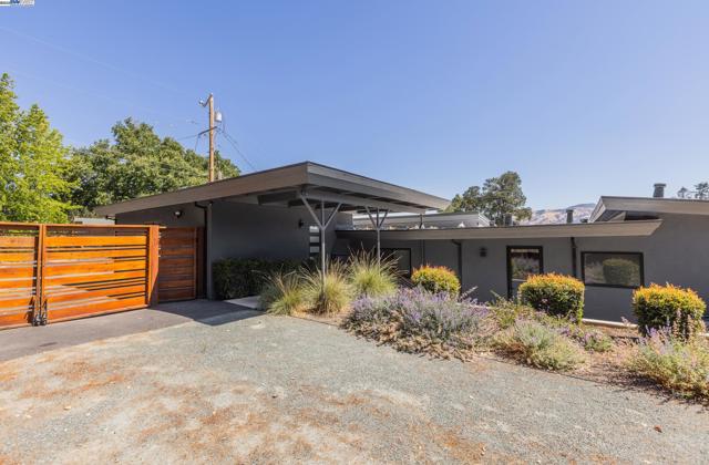 5 Sky Terrace, Danville CA: https://media.crmls.org/mediaz/3c4dbdce-8beb-4f2a-a987-e67b35d7fd2f.jpg
