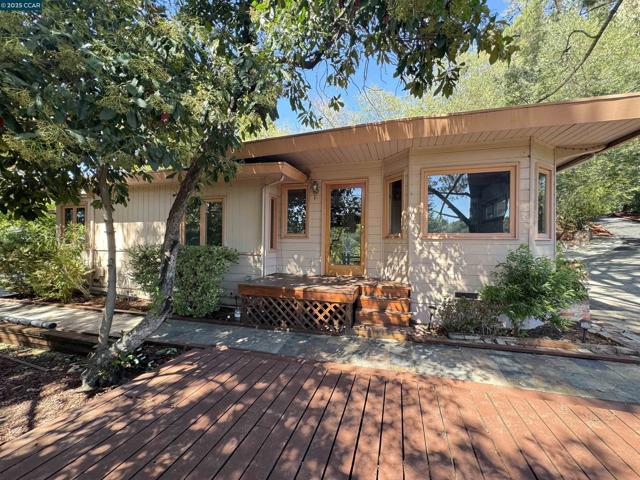 919 Janet Ln, Lafayette CA: https://media.crmls.org/mediaz/3c4dd945-3800-46c5-95bf-8ca1b2735b3f.jpg