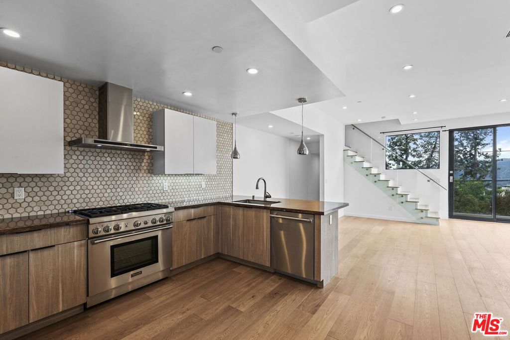 2222 Montrose Avenue #G