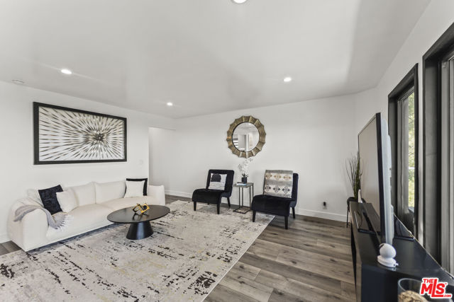 8960 Crescent Drive, Los Angeles CA: https://media.crmls.org/mediaz/3c4e44f4-d4f1-407f-a962-6e6483116eb2.jpg