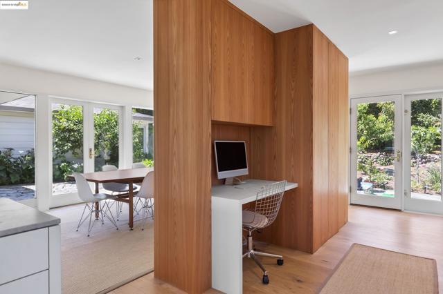 40 Westminster Dr, Oakland CA: https://media.crmls.org/mediaz/3c4e533f-8795-410b-b301-cb0d903021d2.jpg