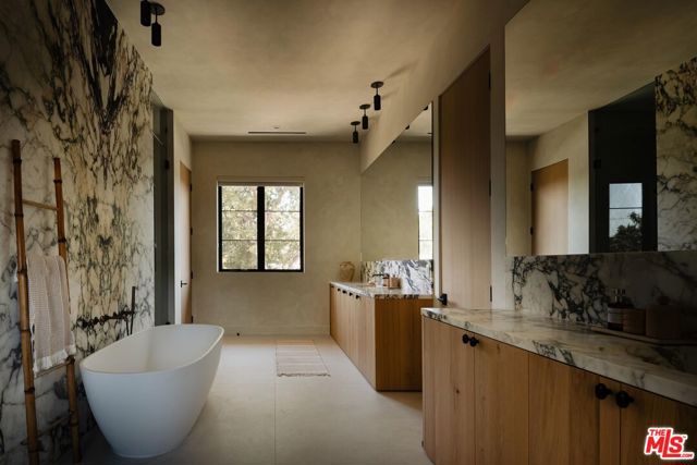 23346 Collins Street, Woodland Hills CA: https://media.crmls.org/mediaz/3c4ebd6f-2557-452f-bf15-564981ce3488.jpg