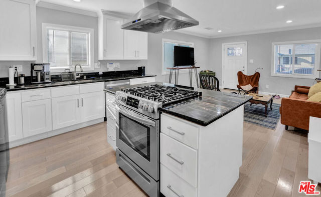 1946 W 39th Street, Los Angeles CA: https://media.crmls.org/mediaz/3c4ef023-c797-4bfb-baee-c37604124e08.jpg