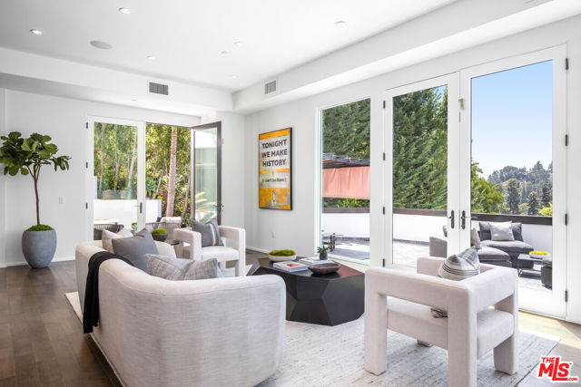 1642 Lindacrest Drive, Beverly Hills CA: https://media.crmls.org/mediaz/3c4f8264-1956-4bc6-8009-872fbffb29b2.jpg