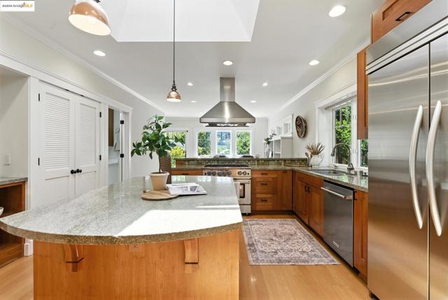 1020 Channing Ave, Palo Alto CA: https://media.crmls.org/mediaz/3c5108cf-3384-48e3-8d4f-9a8fa147aff1.jpg