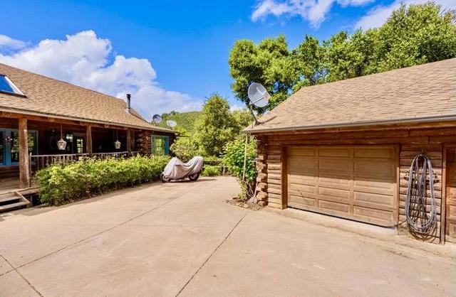 4101 San Juan Canyon Road, San Juan Bautista CA: https://media.crmls.org/mediaz/3c511e81-f628-4bab-80ce-d9bcb318e914.jpg