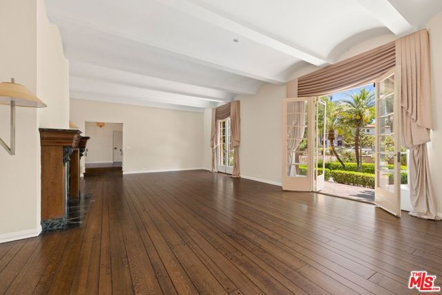 1029 Chevy Chase Drive, Beverly Hills CA: https://media.crmls.org/mediaz/3c518cfa-560d-4b37-bbd5-b5692fb6430a.jpg