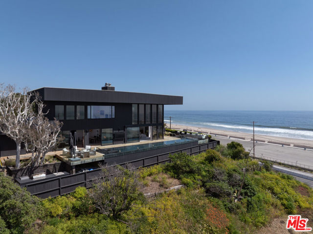 6463 Surfside Way, Malibu CA: https://media.crmls.org/mediaz/3c527a5f-3e4b-403f-990e-74d6c27be2e0.jpg