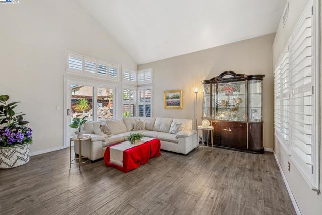 1005 Wood Thrush Ln, Tracy CA: https://media.crmls.org/mediaz/3c52b26a-8617-4443-99cd-dcc4832523bd.jpg
