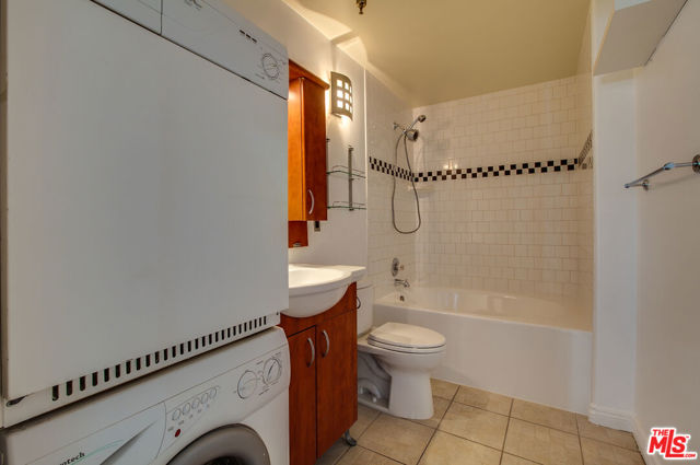 215 W 7th Street, Los Angeles CA: https://media.crmls.org/mediaz/3c52b676-58da-4263-9bc6-65c953f67e6e.jpg