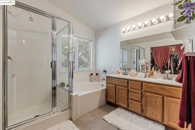 8215 Red Elk Dr, Elk Grove CA: https://media.crmls.org/mediaz/3c52e339-c852-4345-bad0-f859451e3f89.jpg