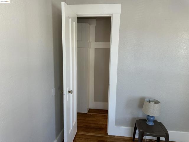 1937 87th Avenue, Oakland CA: https://media.crmls.org/mediaz/3c549808-69f9-4c5f-b810-1e431322d95d.jpg