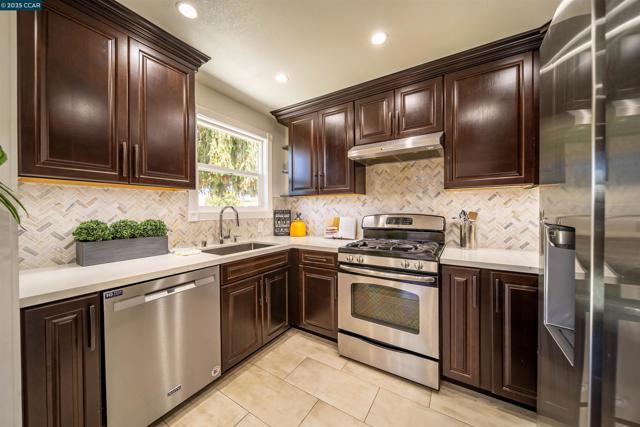 2421 Lincoln Ave, Richmond CA: https://media.crmls.org/mediaz/3c54a676-ca33-489d-9b2a-dd19542c74ac.jpg