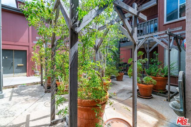 4939 Maytime Lane, Culver City CA: https://media.crmls.org/mediaz/3c556213-ac37-4973-bd39-1aac446a6aea.jpg