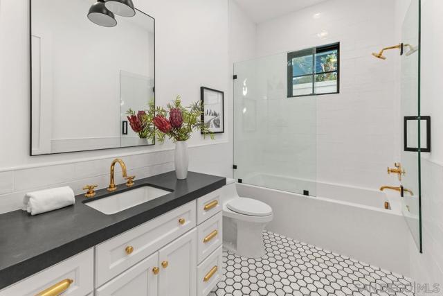 804 Hygeia, Encinitas CA: https://media.crmls.org/mediaz/3c55c826-9949-4d77-812e-72c3a1c1cd7d.jpg