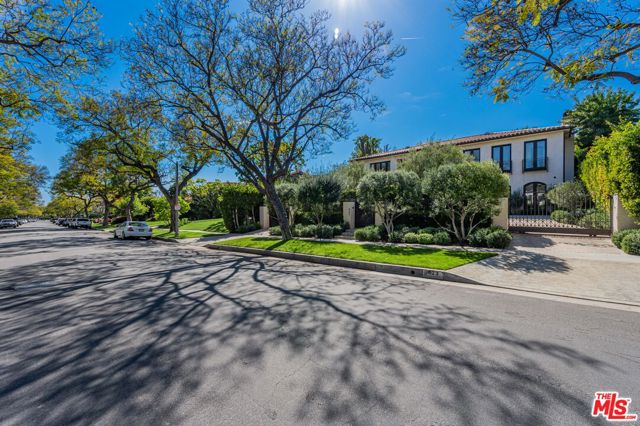 623 N ALTA Drive, Beverly Hills CA: https://media.crmls.org/mediaz/3c55e57b-fe81-4ae4-a2ee-774e69756cac.jpg