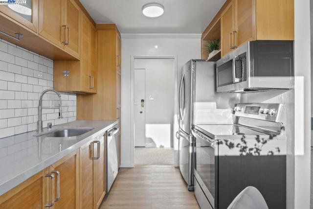 321 Warwick Ave, Oakland CA: https://media.crmls.org/mediaz/3c575534-8b80-4129-bcd6-c6d69534805d.jpg